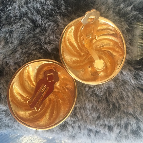 Vintage Clip-on Earring, Gold and Diamond Detail - Picture 3 of 4